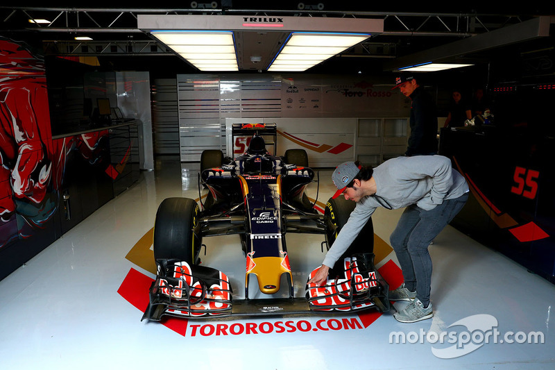 Sainz veegt het laatste vuiltje van de neus