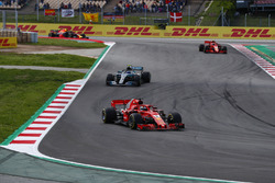 Sebastian Vettel, Ferrari SF71H, Valtteri Bottas, Mercedes AMG F1 W09, Kimi Raikkonen, Ferrari SF71H