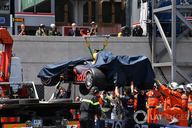 Marshals met de wagen van Max Verstappen, Red Bull Racing RB14 na crash