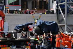 I marshal recuperano la monoposto di Max Verstappen, Red Bull Racing RB14