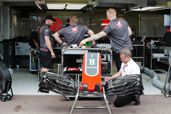 Haas takım çalışanları pit alanında, Romain Grosjean'ın aracı üzerinde çalışıyor, Haas F1 Team VF-18