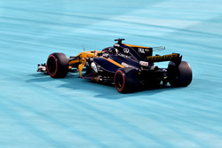 Nico Hulkenberg, Renault Sport F1 Team RS17 dışarıya taşıyor