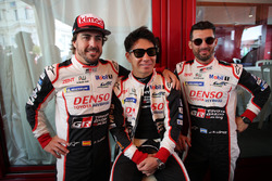 Гонщики Toyota Gazoo Racing Фернандо Алонсо, Камуи Кобаяши и Хосе Мария ЛОпес