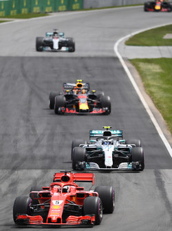 Sebastian Vettel, Ferrari SF71H ve Valtteri Bottas, Mercedes-AMG F1 W09