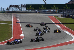 Marcus Ericsson, Sauber C36 and Romain Grosjean, Haas F1 Team VF-17 at the start of the race