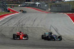 Lewis Hamilton, Mercedes-Benz F1 W08 overtakes Sebastian Vettel, Ferrari SF70H