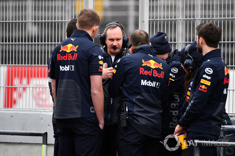 Главный инженер Red Bull Racing Пол Монахан и механики команды
