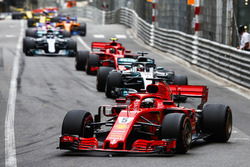 Себастьян Феттель, Ferrari SF71H, попереду Льюіса Хемілтона, Mercedes AMG F1 W09, Кімі Райкконена, Ferrari SF71H,