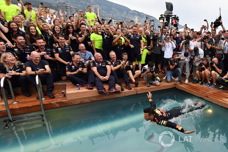Daniel Ricciardo, Red Bull Racing se lanza a la piscina de la Red Bull Energy Station