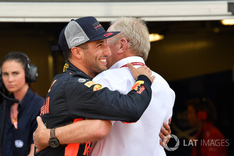 Le poleman Daniel Ricciardo, Red Bull Racing fête sa pole position dans le Parc Fermé avec le Dr Helmut Marko, consultant Red Bull Motorsport