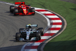 Valtteri Bottas, Mercedes AMG F1 W09, Sebastian Vettel, Ferrari SF71H