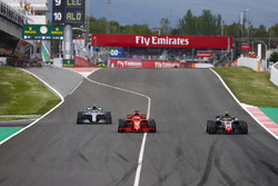 Kimi Raikkonen, Ferrari SF71H, Sebastian Vettel, Ferrari SF71H e Valtteri Bottas, Mercedes AMG F1 W09