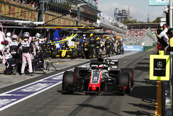 Romain Grosjean, Haas F1 Team VF-18 Ferrari, Nico Hulkenberg, Renault Sport F1 Team R.S. 18, in the