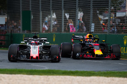 Romain Grosjean, Haas F1 Team VF-18 ve Daniel Ricciardo, Red Bull Racing RB14