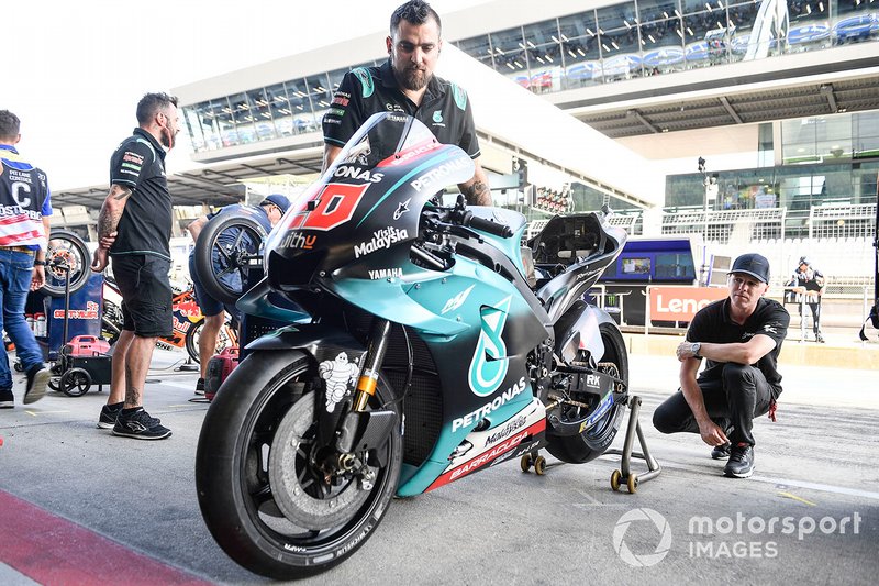 Michael Laverty mengamati motor Fabio Quartararo milik Tim Petronas Yamaha SRT saat bersiap mengikuti FP4 MotoGP Austria 2019.