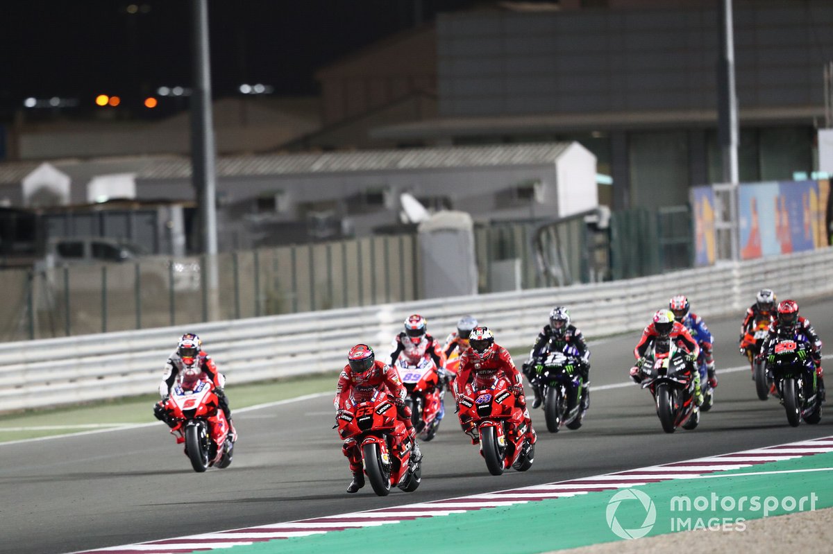 Francesco Bagnaia, Ducati Team memimpin balapan.