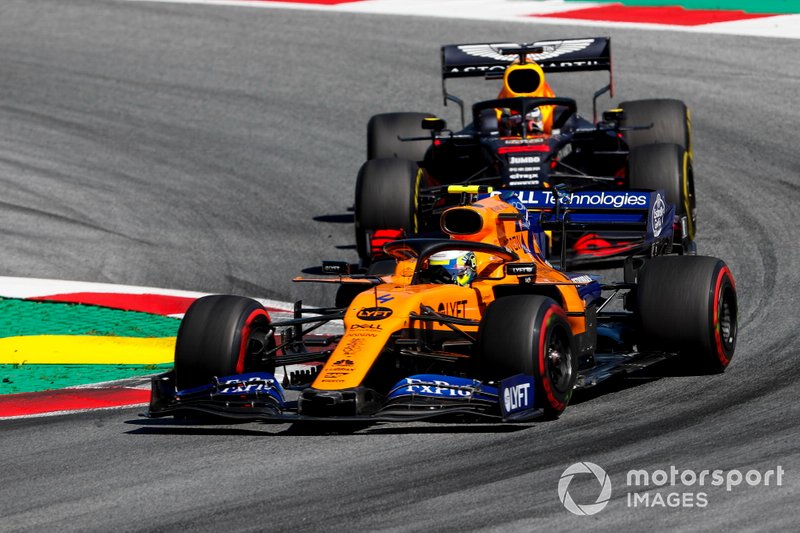 Lando Norris, McLaren MCL34, devant Max Verstappen, Red Bull Racing RB15