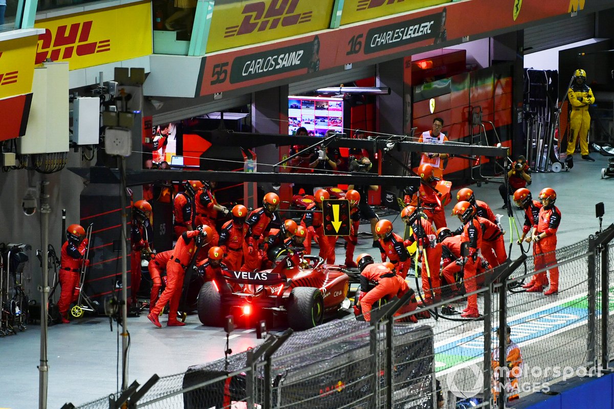Il pit stop di Charles Leclerc durante il GP di Singapore: è arrivato lungo alla sua piazzuola