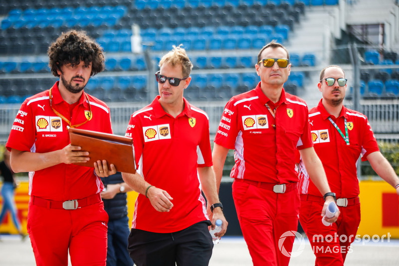Sebastian Vettel, Ferrari, parcourt la piste à pied