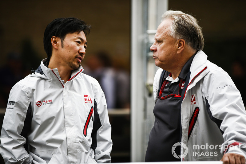 Главный гоночный инженер Haas F1 Team Айао Комацу и владелец команды Джин Хаас
