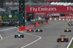Daniel Ricciardo, Red Bull Racing RB12; Lewis Hamilton, Mercedes AMG F1 W07 Hybrid; Kimi Räikkönen,
