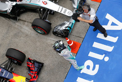 Polesitter Nico Rosberg, Mercedes AMG F1 Team in parc ferme