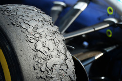 Pirelli band op een Mercedes AMG F1 W07 Hybrid