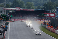 Start nach über 50 Minuten Schleichfahrt: #2 Porsche Team, Porsche 919 Hybrid: Romain Dumas, Neel Ja