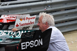 Charlie Whiting, delegado de la FIA ve el ala trasero de Mercedes-Benz F1 W08 en parc ferme