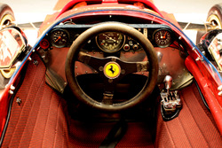 Ferrari 312B â dettaglio della strumentazione, del cambio e del volante originali e del tessuto del rivestimento interno ricreato su modello dellâoriginale