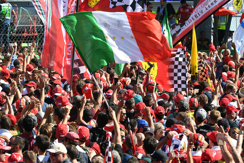 Aficionados y banderas de Ferrari