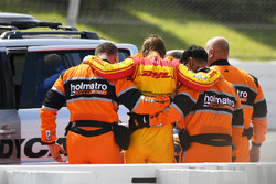 Ryan Hunter-Reay, Andretti Autosport Honda es ayudado después de su choque