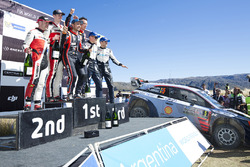 I vincitori Thierry Neuville, Nicolas Gilsoul, Hyundai Motorsport, al secondo posto Elfyn Evans, Dan