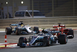 Valtteri Bottas, Mercedes AMG F1 W08; Sebastian Vettel, Ferrari SF70H; Lewis Hamilton, Mercedes AMG