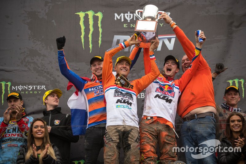 Calvin Vlaanderen, Glenn Coldenhoff en Jeffrey Herlings, TeamNL viert feest op het podium
