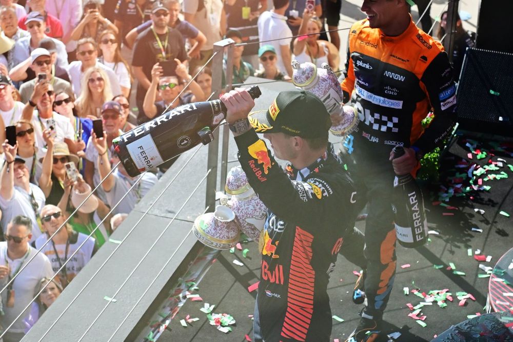 Podio: Max Verstappen, Red Bull Racing, 1ª posición, con su trofeo y Champán.