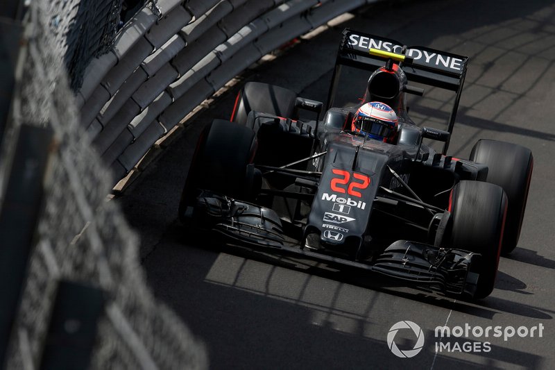 Jenson Button turun dengan McLaren MP4-31 di GP Monaco 2016.