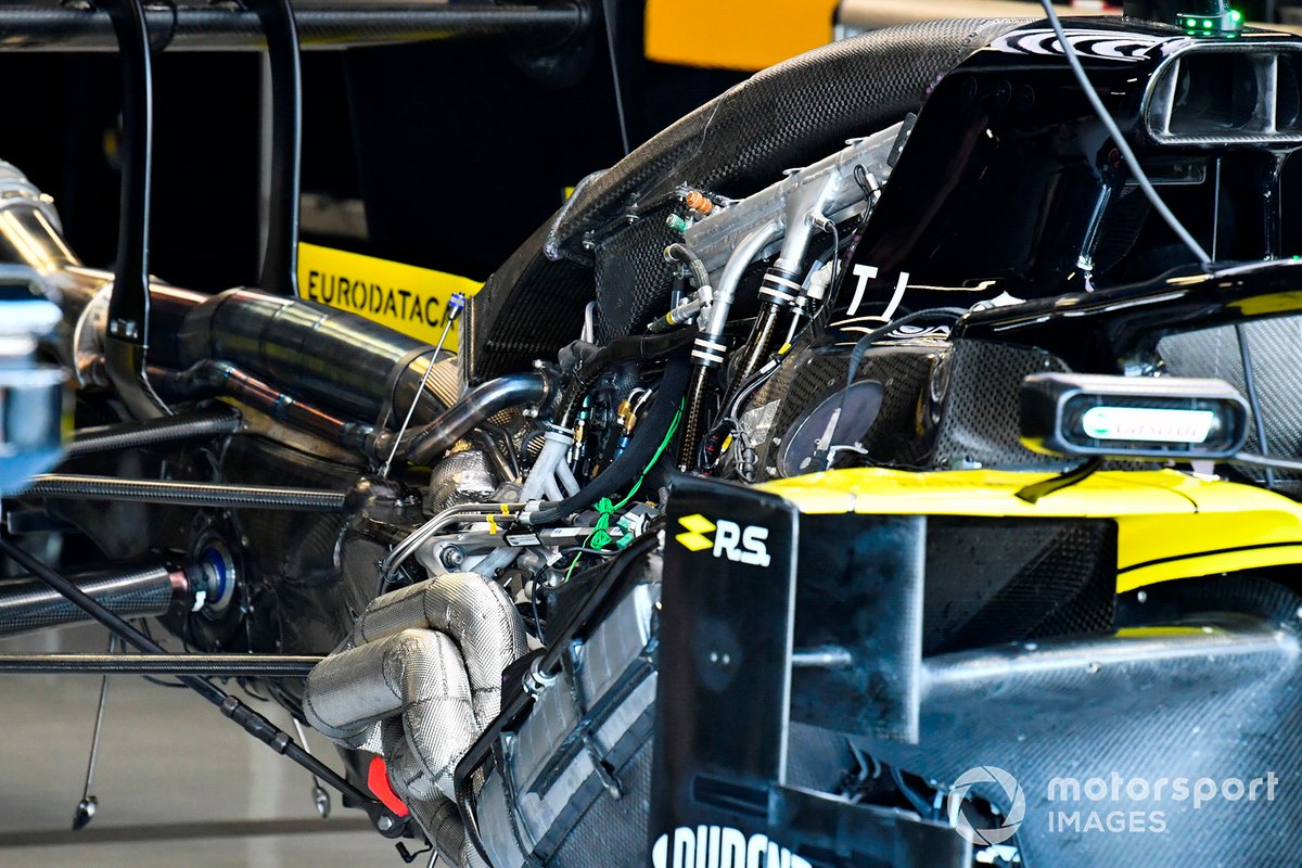 Tim Renault F1 pemasangan power unit R.S.19