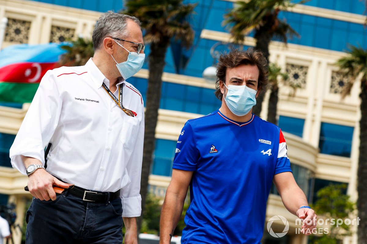 Stefano Domenicali, CEO, Formula 1 y Fernando Alonso, Alpine F1