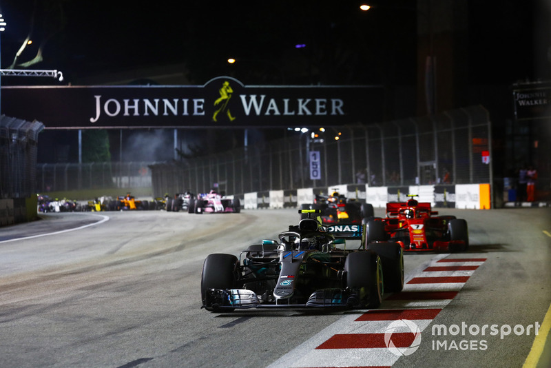 Валттері Боттас (Mercedes AMG F1 W09) попереду Кімі Райкконена (Ferrari SF71H), Даніеля Ріккардо (Red Bull RB14 TAG Heuer) і Серхіо Переса (Force India VJM11 Mercedes)