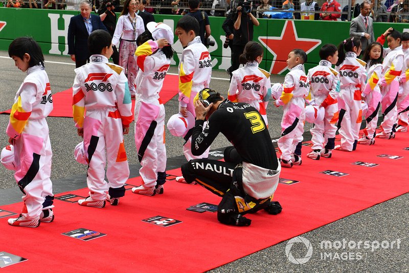 Daniel Ricciardo, Renault, with Grid Kid mascots
