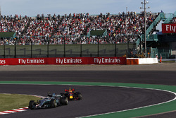 Valtteri Bottas, Mercedes-Benz F1 W08 ve Max Verstappen, Red Bull Racing RB13 pozisyon mücadelesi