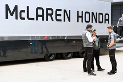 Eric Boullier, McLaren Yarış Direktörü ve Stoffel Vandoorne, McLaren