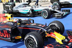 Derde Daniel Ricciardo, Red Bull Racing RB12 en winnaar Lewis Hamilton, Mercedes AMG F1 W07 Hybrid i