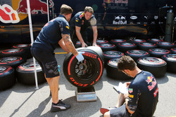 Механіки Red Bull Racing зважують шини