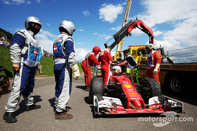 Sebastian Vettel, Ferrari SF16-H va in testacoda durante la seconda sessione di prove