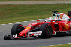Sebastian Vettel, Ferrari SF16-H, mit gebrochenem Frontflügel