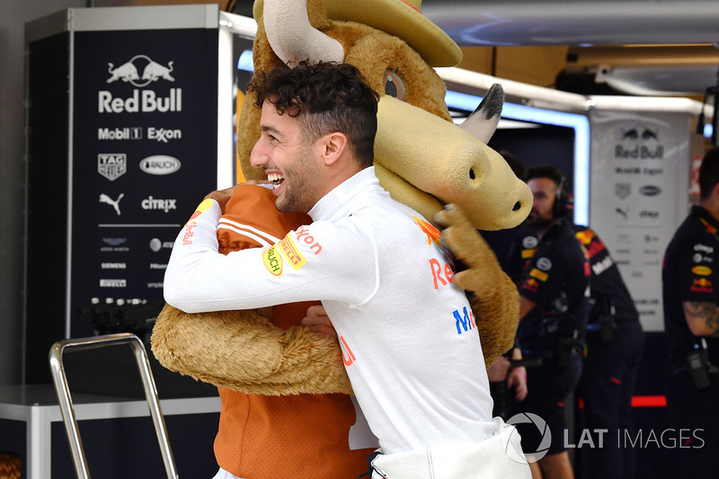 Daniel Ricciardo, Red Bull Racing y la Mascota de los Cuernos Largos de Texas en el Red Bull Racing garaje