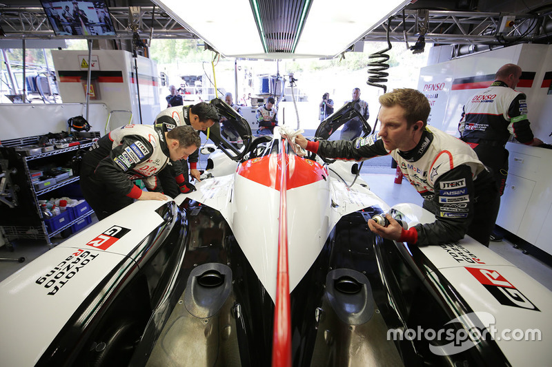 Механики Toyota Gazoo Racing за работой