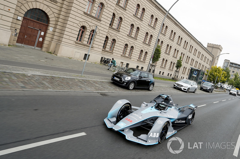 El campeón mundial de Fórmula 1, Nico Rosberg, conduce el Fórmula E Gen2 por las calles de Berlín